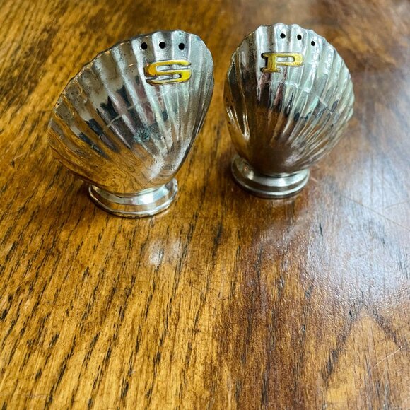 Vintage Clam Shell S&P Shakers - Picture 3 of 4